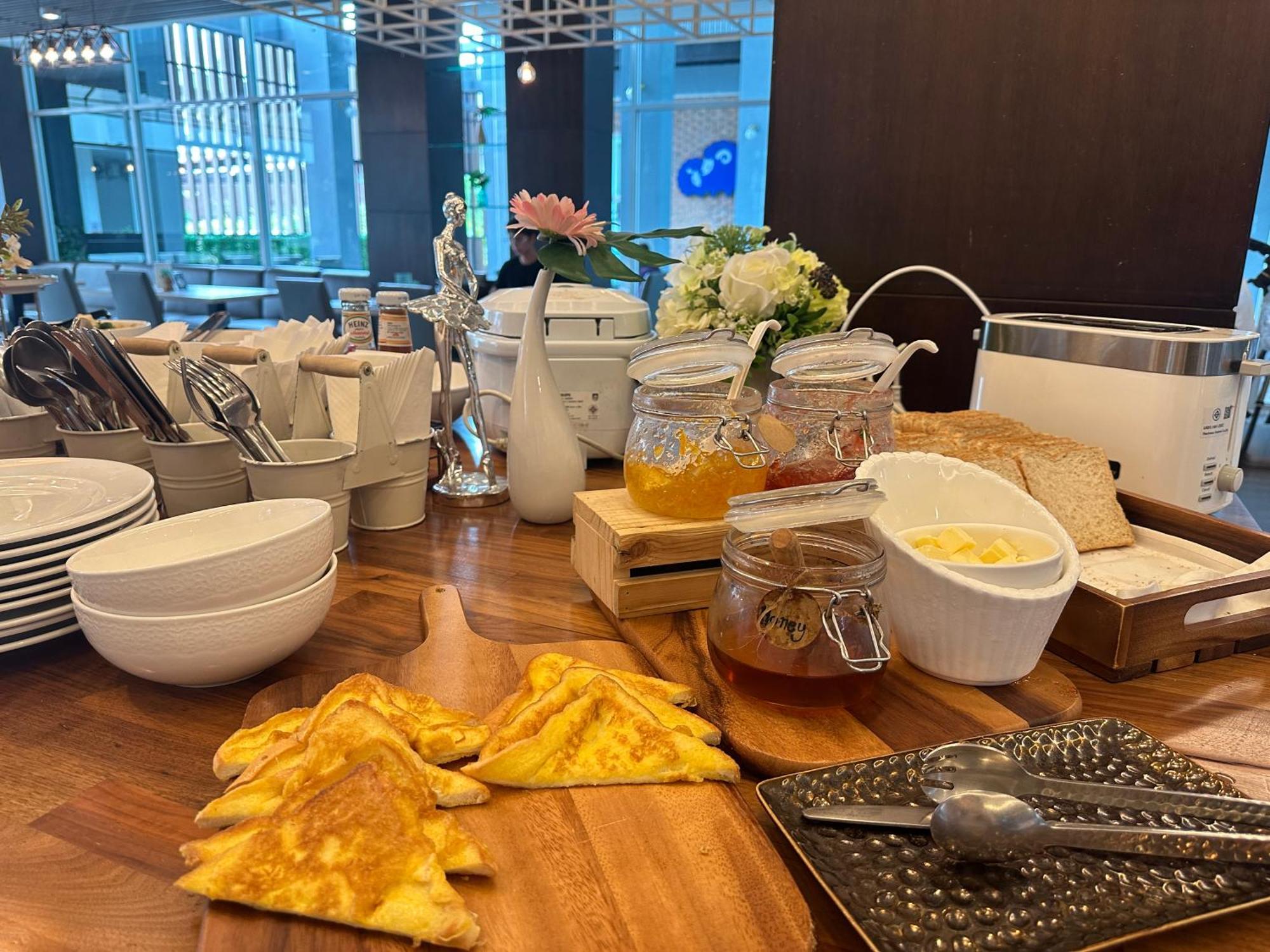 Kokotel Bangkok Dheva Thonglor Exteriör bild